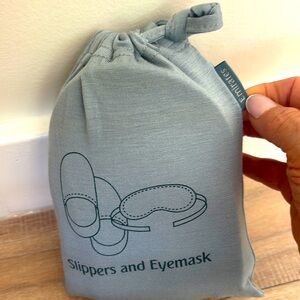 Emirates Gray Slippers and Eyemask Set in Bag First / Business Class Amenity